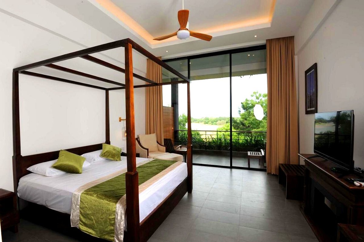 the-lake-forest-hotel-4