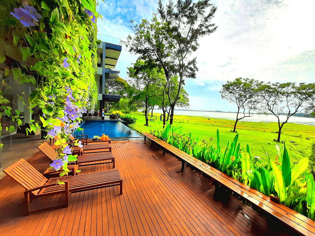 the-lake-forest-hotel